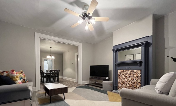 Carnegie House | King and queen bed, entire house, dogs welcome