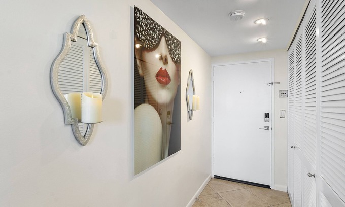 Downtown Hollywood Condo | KING BED, 30+ DAYS, WORKSTATION, FAST WI-FI, 1 MILE TO BCH, W/D, FULL KITCHEN