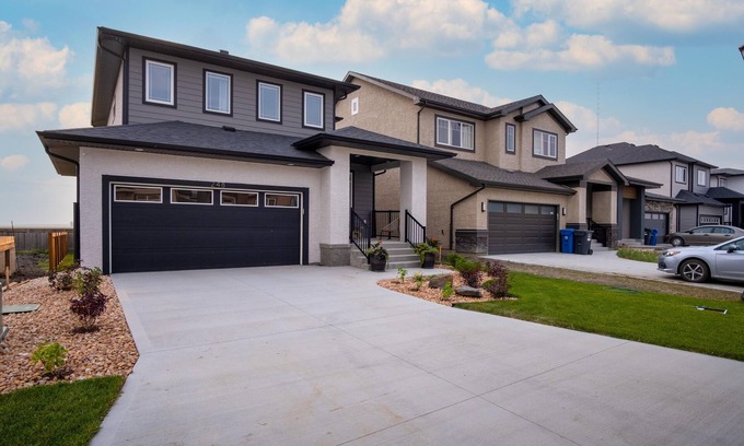 Fort Gary House | King Bed Astounding Cinematic Sunset in trendy location, South City