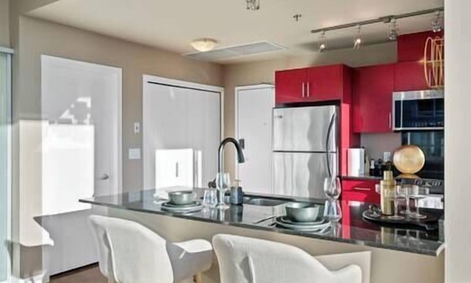 Victoria Park Apartment | King Bed | DT Views | UG Park | Walk to Saddledome
