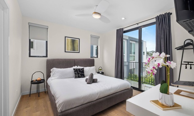 Roseville - Fleet Ridge Apartment | King Bed, EV Charger, Sleeps 8, Balcony, Laundry