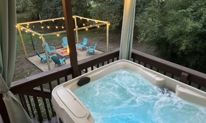 La Grange House | King Bed-Hot Tub-Arcade! Perfect for couples and families. Close to I-71.