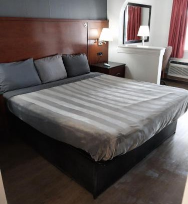 Jackson Apartment | King Bed Hotel Suite 202