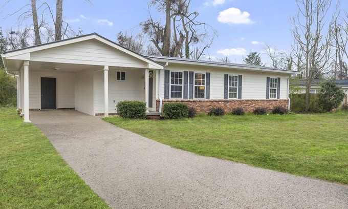 Newnan House | King bed π memory foam mattress fast wi fi π BBQ grill & close to downtown π