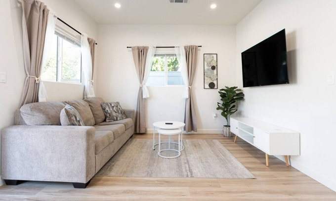 Burbank Apartment | King Bed Near Universal Studios Private Patio 102