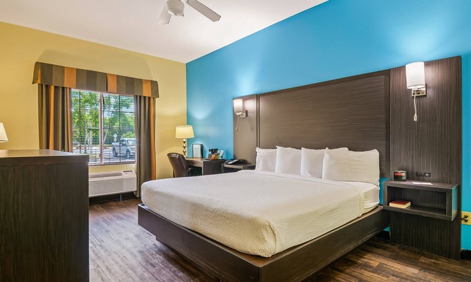 Crawfordville Hotel | King Bed Non-Smoking Pet-Friendly – Comfort & Convenience at Wildwood Inn