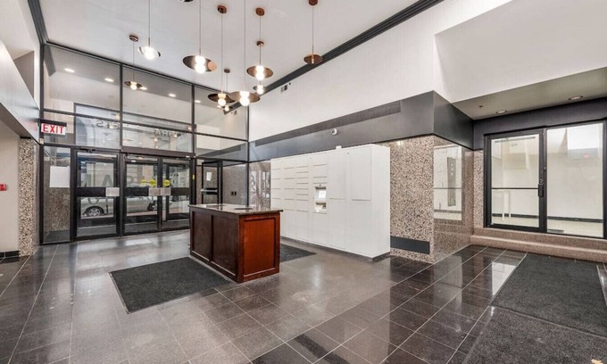 Downtown Kansas City Apartment | King Bed| Power & Light Area | Pool | Free Parking