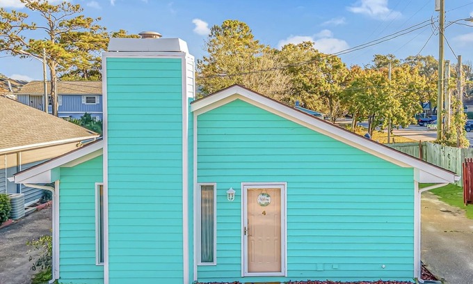 Crescent Beach House | King Bed - Private Deck - Walk To Beach - Arcade - Dogs OK - Baby Gear - Laundry