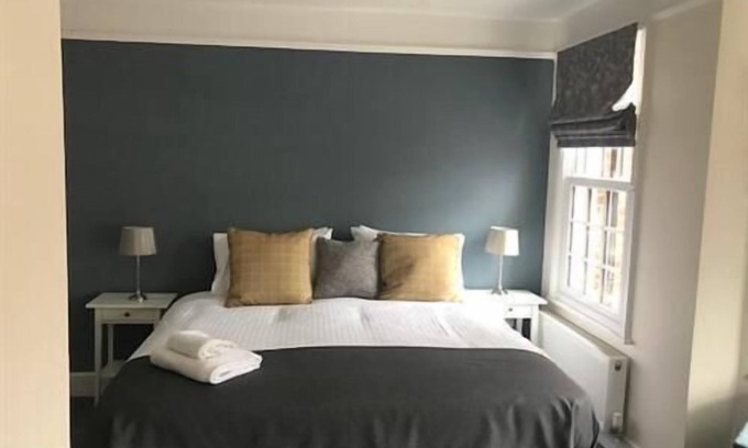 Oxford House | King-Deluxe-Ensuite with Shower