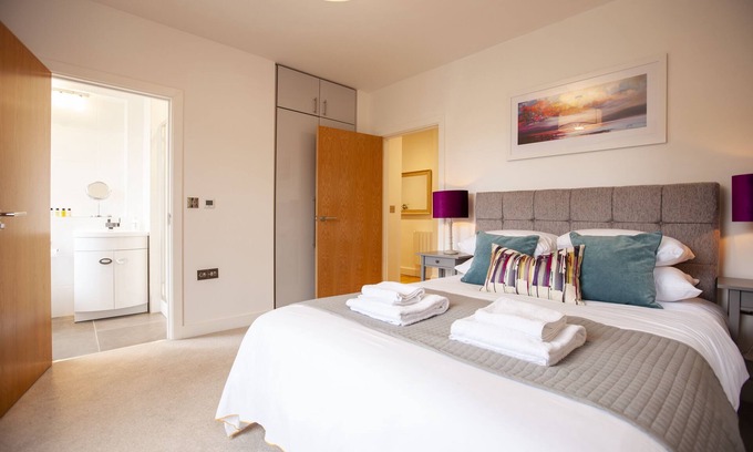 Windsor Apartment | King Edward Apartments 5 - Luxury spacious modern apartment 8 mins from Castle