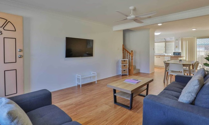 Bundaberg South House | King 🛏, Queen and Twin 3 bed Townhouse with Air-conditioning & 2 Toilets! 🛏