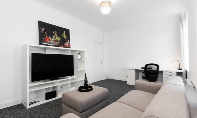 Whitchurch Apartment | King Size Bed + Sofa Bed in Cardiff