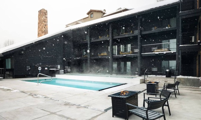 Teton Village Hotel | King + Sofa, Gravity Haus, Hot Tub Bliss, Premier Mountain Access - 2 Units