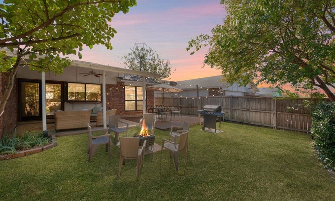 The Colony House | King Suite 3BR/2BA- The Colony 5 min/Grandscape Firepit + Air Hockey + Ping pong