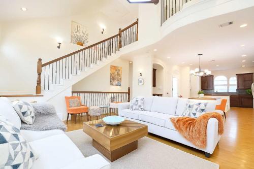 Woodlake - Briar Meadow House | King Suite Retreat Jacuzzi Private Deck 3BR