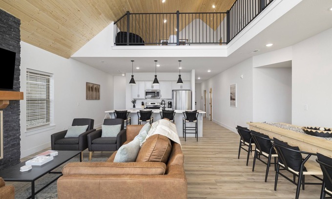 Table Rock Cabin | King Suites|Bunk Room|Ensuite Baths| Attractions