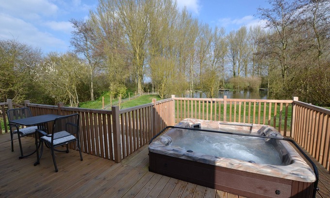 Henton Apartment | Kingfisher Luxury Lodge with Sauna and Hot Tub