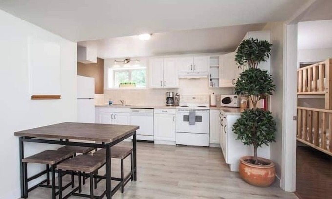 Revelstoke Hotel | Kings Den resort