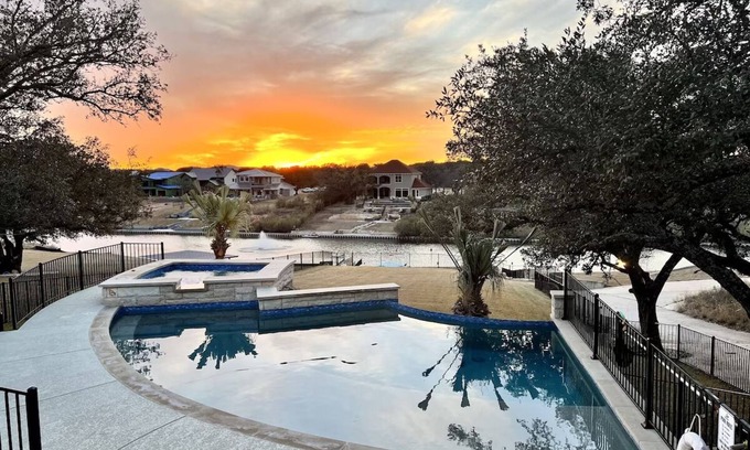 Kingsland House | Kingsland Gem | Lake, Pool, Spa + Nearby Wineries