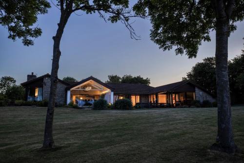 Compton Martin House | Kingsley Lake View & Paddocks - A group retreat with hot tub, sports bars & spectacular lake views in the Mendip Hills AONB