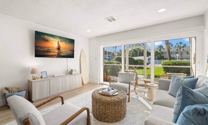 Saint Armands Key Apartment | Kingston Cabana | Gorgeous Condo! Pool, Near Beach