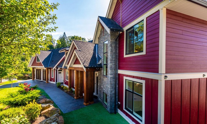 Eastern Hillsides House | Kingston House - Private, Luxurious Living, Full of Amenities