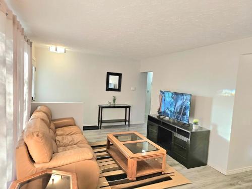 Jasper Place House | Kirvia's retreat "entire home" 8 minutes to WEM