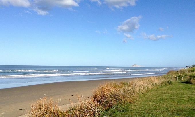 Ocean Beach Cottage | Kiwiana Bach - Ocean Beach Bach
