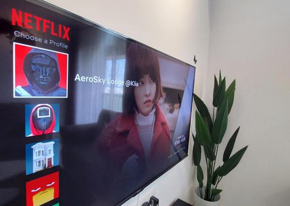 Kota Warisan Apartment | KLIA Travel Homestay - 3R 2B - WIFI & NETFLIX