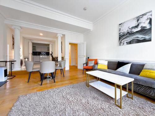 Knightsbridge and Belgravia Apartment | Knightsbridge & South Kensington, Private Garden Super King 2Beds 2Bath by Hyde Park & Royal Albert Hall