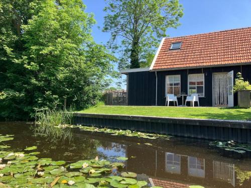 Jorwert Apartment | Knus Afke appartement aan het water in Jorwert
