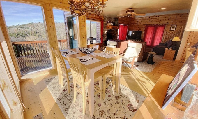 Mammoth Creek Cabin | Koka`s Panda House, Cozy cabin, wood fireplace, great view of Elk Ridge Valley