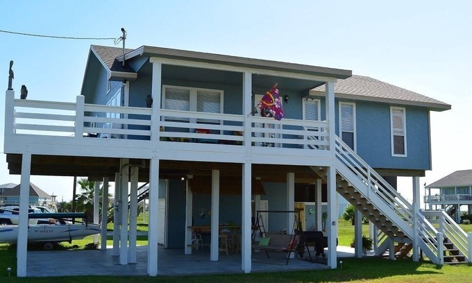 Port Bolivar House | Kokomo Jo's -Charming 3 Bedroom, close to beach with view. Special touches!