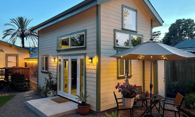 Upper Dimond House | Kolibrie Huis is a 2-bed tiny home in a peaceful urban oasis with hummingbirds