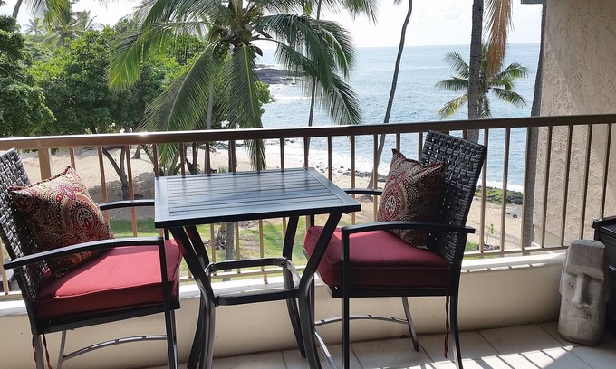 Historic Kailua Village Condo | Kona Reef B34/Beachfront/Walk to Town/Air Con/WiFi/Top Floor