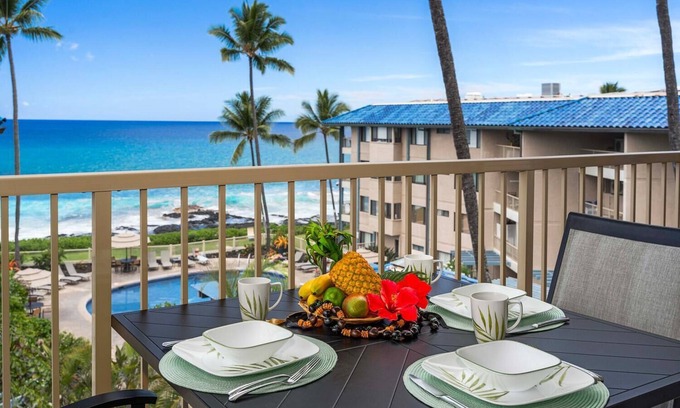 Historic Kailua Village Condo | Kona Reef F11: Oceanview Condo w/Shared Pool, AC & Lanai Views