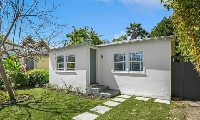Venice House | Kong Guest H-5 mins walk to Venice Canal and Beach, Abbot Kinney's famous street