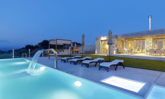 Kamilari Villa | Kouros n' Kori Villas | 4 bedrooms | 4 bathrooms | sleeps 12