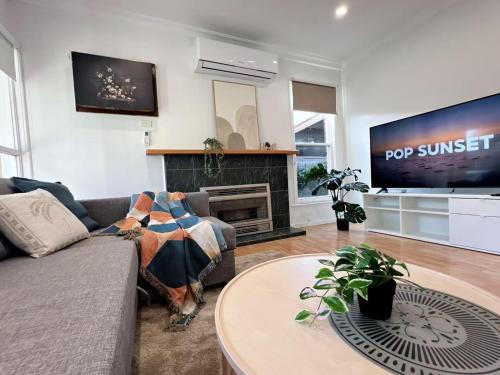 Maidstone House | KozyGuru | 3BR Close to Vic Uni & Footscray Hosp
