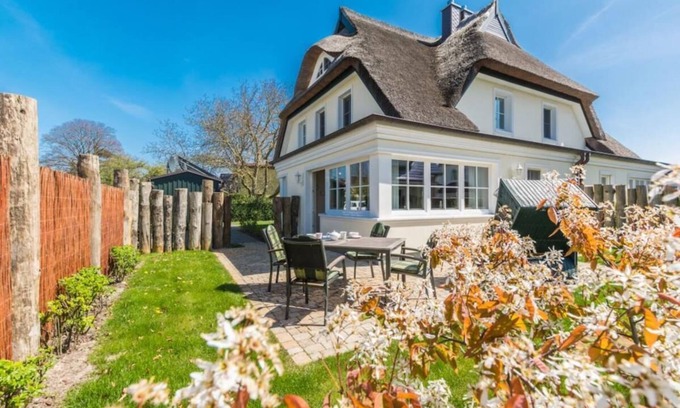 Zingst House | Kranich-Kate, exclusive thatched cottage for 6 people in Zingst with fireplace and sauna
