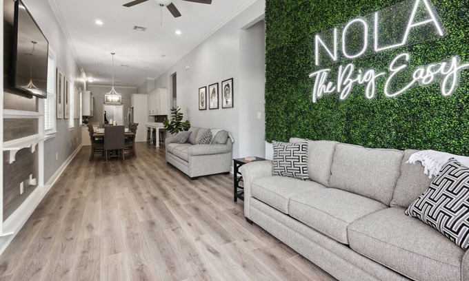 Faubourg Delassize House | Krewe of New Orleans, Walk to Streetcar & Freret St.