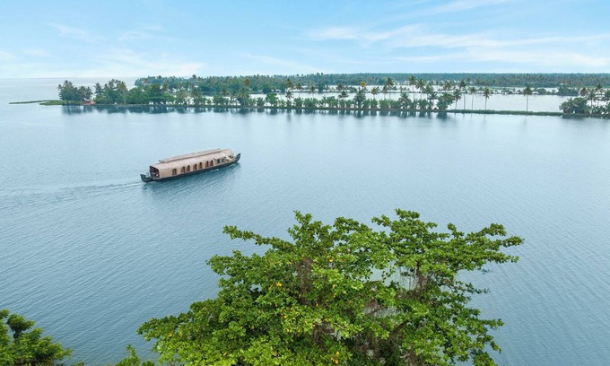 Kumarakom Boat Rental | Kumarakom Lake Resort Houseboats