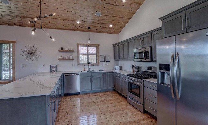 Lead Ski Chalet | Kussy 3 BR Chalet at Terry Peak with Outdoor Hot Tub - Sleeps 8