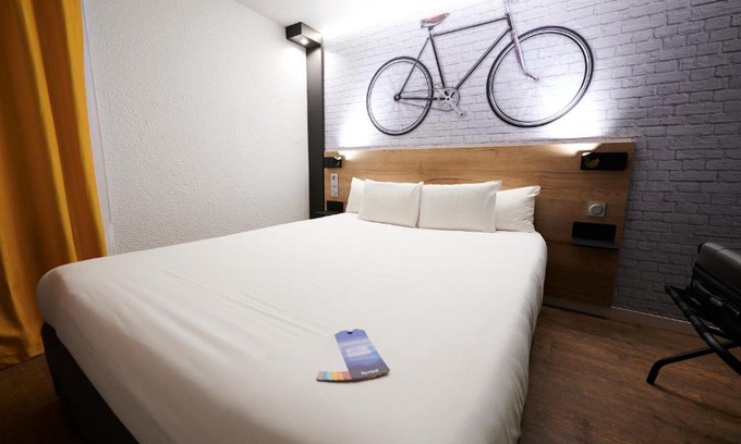 Laval Hotel | Kyriad Hotel Laval