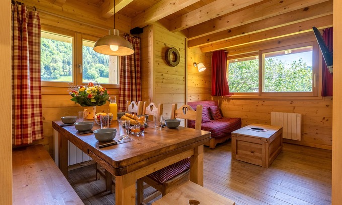 Les Clefs Apartment | L'Aravis-Apartment-Superior-Ensuite with Bath-Mountain view