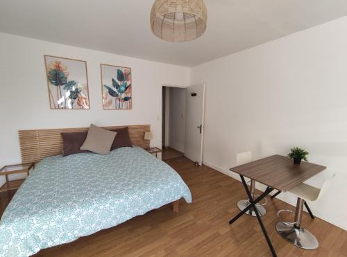 Courpiere Apartment | L'Ecrin d'Emile - Grand Studio Meublé au Calme