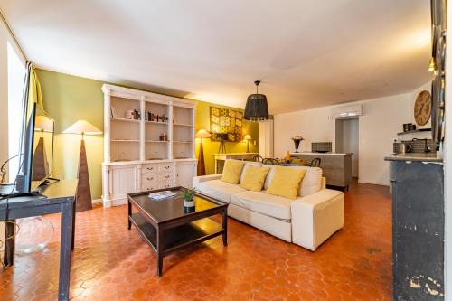 Nimes City Centre Apartment | L'envoutement provençal au cœur de l'écusson - Une Nuit à Nîmes