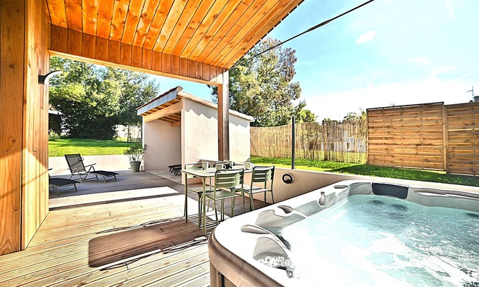 Mortagne-sur-Gironde House | L'Etel - House with outdoor spaeur 5 places and electric bikes