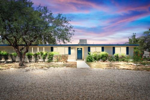 Sierra Vista House | l NEW l 5BR 3BTH Large and Modern Home l Central LOC l 1 ACRE lot