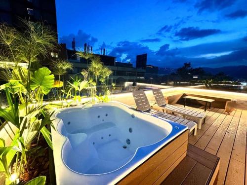 Zona Rosa Apartment | L301 4BR Lleras Park Apt Rooftop Jacuzzi AC